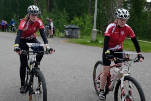 Saara Yli-Hietanen ja Kaarina Nurminen pyöräsuunnistuksen SM-pariviestin D17 kultaa