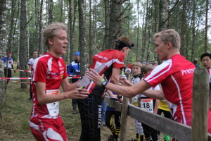 Arttu Vesterinen lähettää Juha Liljan 6. osuudelle. Molemmat juoksivat osuutensa nopeimman ajan.